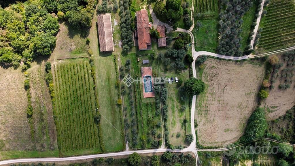 Rustico / Casale di 1000 m² con più di 5 locali a - Vista 3