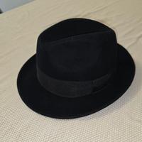Cappello elegante nero