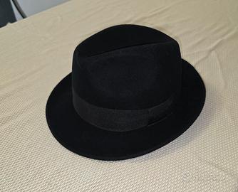 Cappello elegante nero