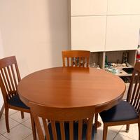 Tavolo allungabile di legno con sedie Calligaris
