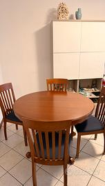 Tavolo allungabile di legno con sedie Calligaris