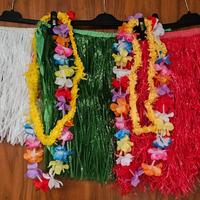 Gonnellini e collane hawaiane