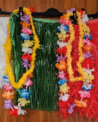 Gonnellini e collane hawaiane