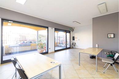 Ufficio con ampie vetrine