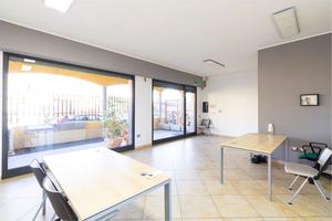 Ufficio con ampie vetrine