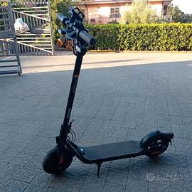 monopattino. ninebot. 