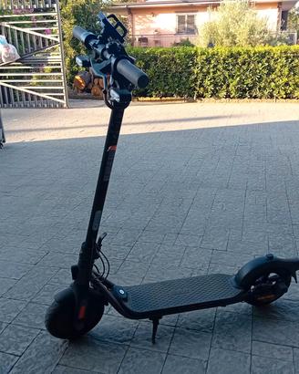 monopattino. ninebot. 