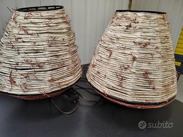 Lampade da tavolo in rafia e ferro battuto.