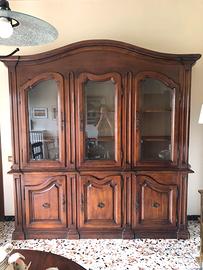 mobile antico con vetrine