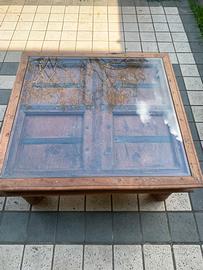 Tavolo basso , con vetro a coprire legno medievale