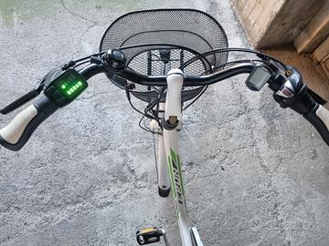 bicicletta a pedalata assistita Atala 