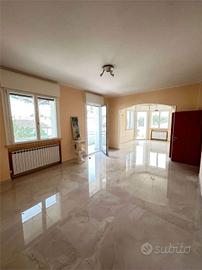 Appartamento di 252 m² con 4 locali e box auto a R