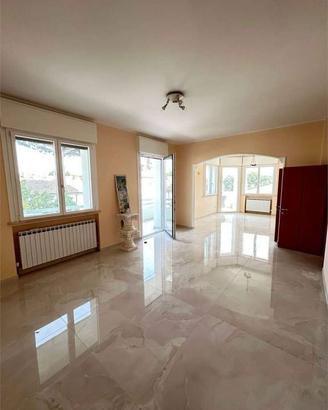 Appartamento di 252 m² con 4 locali e box auto a R