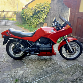 Moto BMW rossa accessoriata di borse originali BMW