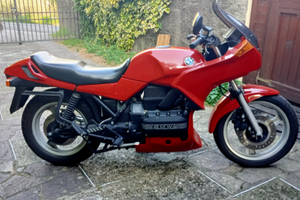 Moto BMW rossa accessoriata di borse originali BMW