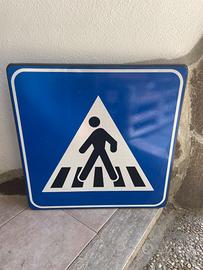 Cartello stradale nuovo attraversamento pedonale