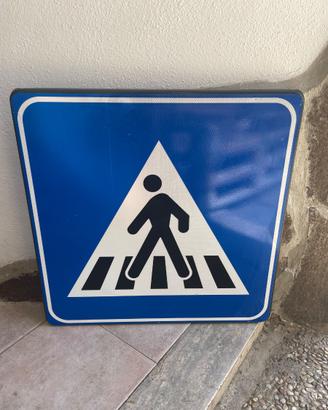 Cartello stradale nuovo attraversamento pedonale