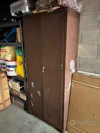 Regaliamo mobile garage o esterno