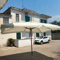 Gazebo bianco da giardino con asta in legno