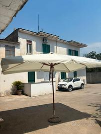 Gazebo bianco da giardino con asta in legno