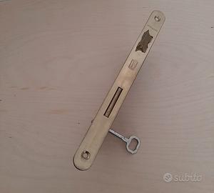 Serratura da infilare per porta in legno 