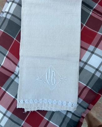 Asciugamano vintage con pizzo e monogramma 88 x 65
