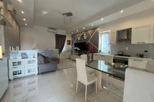 Villa bifamiliare con giardino privato