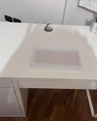 Piccola scrivania ikea