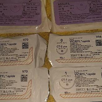 Fili da sutura con ago curvo