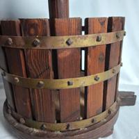 portabottiglie in legno, rifiniture in metallo.