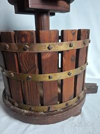 portabottiglie in legno, rifiniture in metallo.