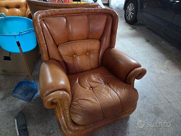 Si vende divano con due poltrone in pelle poco usa