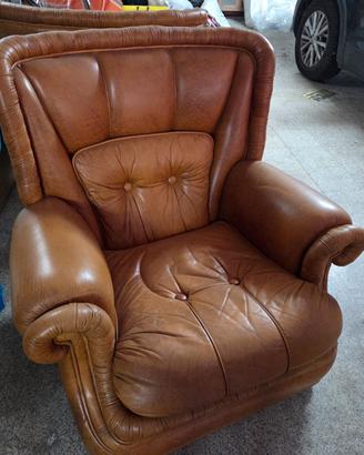 Si vende divano con due poltrone in pelle poco usa