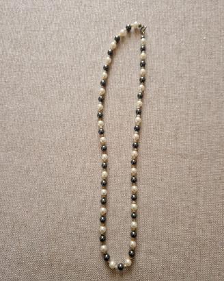 collana bianca e nera