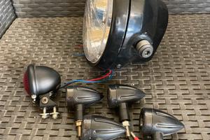 Faro moto anteriore, frecce e fanalino posteriore