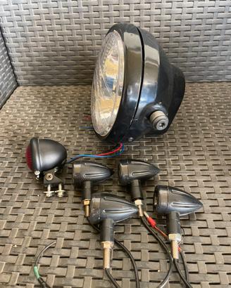 Faro moto anteriore, frecce e fanalino posteriore