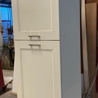 Colonna dispensa con ante laccate bianche