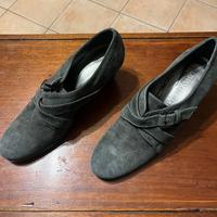 Scarpe scamosciate, un paio grigie e un paio nere.