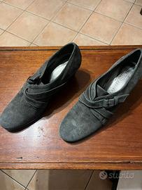 Scarpe scamosciate, un paio grigie e un paio nere.