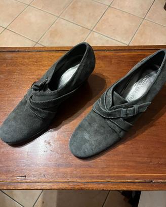 Scarpe scamosciate, grigie (80)e nere (70).