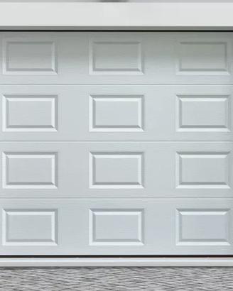 Porta sezionale per garage con cassetta motorizzat