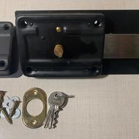 Serratura per porte in legno e in ferro