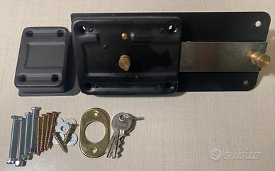 Serratura per porte in legno e in ferro