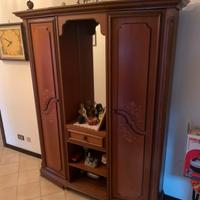 Armadio, cassettiera, sedia e comodino di Noce