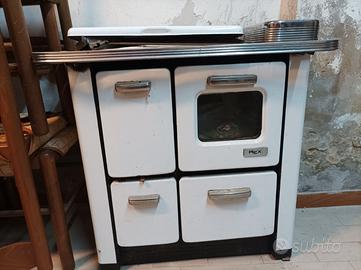 Stufa cucina a legna vintage con accessori e tubi