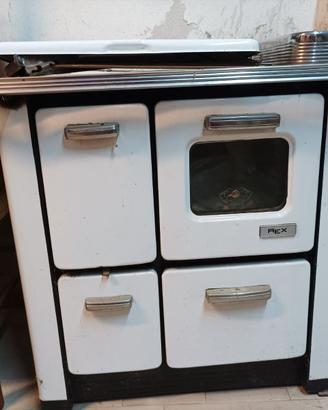 Stufa cucina a legna vintage con accessori e tubi
