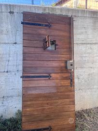 Porta in legno massello e grata esterna