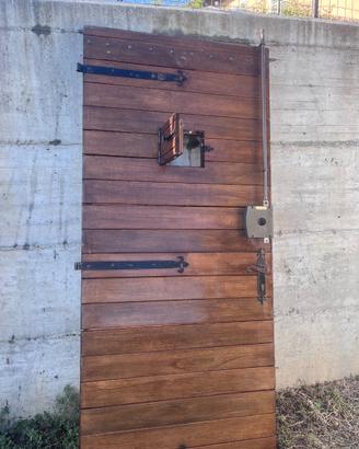 Porta in legno massello e grata esterna