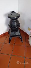 stufa a legna, in ghisa , antica.