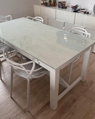 Tavolo in legno con piano in cristallo